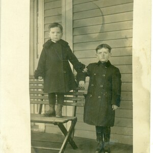 Raymond Donald Byrne Brothers Boys Stehen auf Bank Winter 1910er Jahre RPPC echte Foto Postkarte Foto