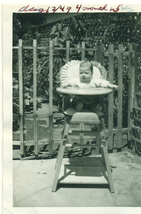 Bebe Potele 1949 Assis Dans La Chaise Haute A Lexterieur Des Etsy Bebe Potele 1949 Assis Dans La Chaise Haute A Lexterieur Des Etsy