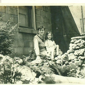 1930er Kurzhaar-Mutter Daughting Sitting auf Rocks Outside House 30s Foto Black White Photograph