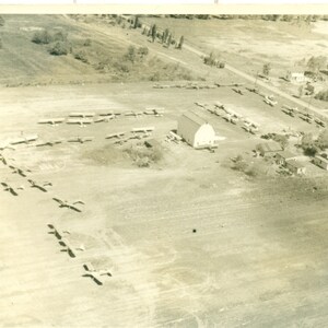 Fly In Small Plane Airport Ohio Private Flugzeuge geparkt 1950er Jahre Foto schwarz weiß Foto