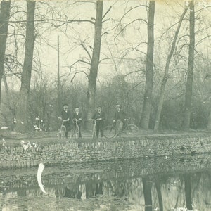 Homens franceses em bicicletas Canal Lock Stream Pose Europa RPPC Foto real Cartão postal Fotografia vintage