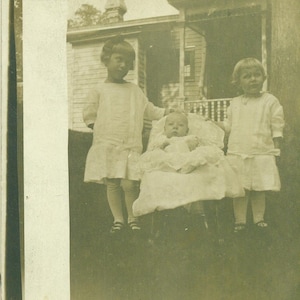 Nouveau bébé soeur bambin garçon fille famille photo RPPC véritable photo carte postale photographie antique noir blanc photo