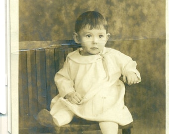 Carte postale avec photo réelle Barbara Lucille Hopps, 1925, chaise One Leg Up Chair RPPC