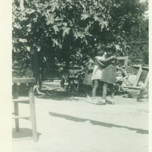 1930er Jahre Cousins Freunde kleine Mädchen umarmt unter außerhalb der 30er Jahre Baum Vintage Fotografie schwarz weiß Foto