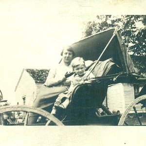 Madre e hijo tomando caballo y paseo en buggy Farm Life 1910s RPPC Foto real Fotografía de postal