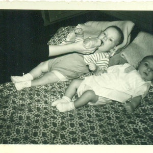 1940er Jahre Flasche Fütterung Baby Brothers Auf dem Bett Liegen Foto schwarz weiß Foto