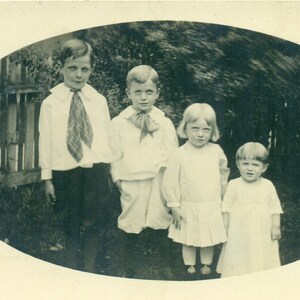 Enfants malheureux d’être immobiles pour portrait garçons filles frères et sœurs RPPC Real Photo Carte postale Photographie Noir Blanc Photo