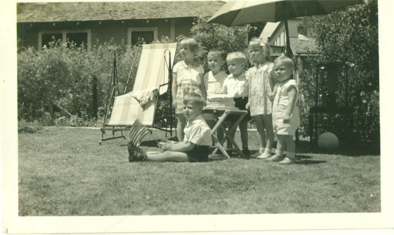 4. Juli Long Beach CA 1930er Jahre Kinder außerhalb amerikanische Flagge Picknick 30er Jahre Vintage Fotografie schwarz weiß Sepia Foto