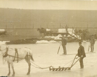 Schneiden von Eisblöcken von gefrorenem Flussmann-Pferdesägewagen zu verkaufen antike RPPC reale Foto-Postkarte