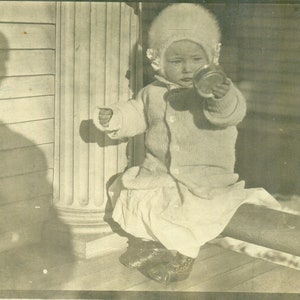 1914 Portsmouth Ohio bebê menina brincando com lata fora do inverno enviado cartão postal com foto real RPPC
