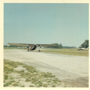 1968 Petit avion prenant outre de dirt Runway Private Pilot Aircraft Couleur Photo Photo Photo