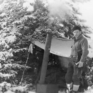 Vintage Alaska Man Winter Camping Cook Tenda Rifugio Campo di neve Foto d'epoca Fotografia in bianco e nero