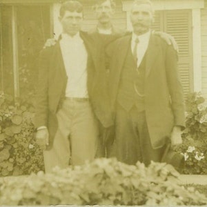 3 Generaciones Hombres Padre Hijo Abuelo RPPG Real Photo Postal Fotografía Vintage De pie fuera del porche delantero Día de verano