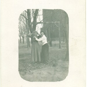 La soeur étranglent de jeunes femmes ayant l’amusement à l’extérieur fixant la photographie antique antique de carte postale de RPPC de cheveux