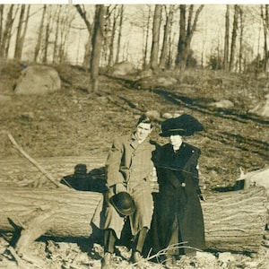 Amour sur une bûche Mari Femme Grand Chapeau Assis sur Un Arbre Coupé Années 1910 Antique RPPC Real Photo Carte Postale Photographie