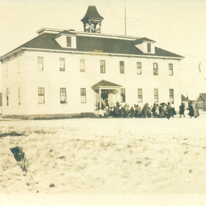 1910s School House Morning Kids Walking In Back Running Boys Antique RPPC Real Photo Carte postale