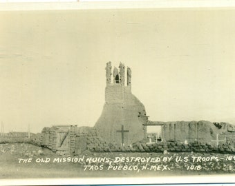 Ruines de l'ancienne mission de Taos Pueblo NM détruites par les troupes américaines en 1847 Carte postale vintage RPPC avec photo réelle