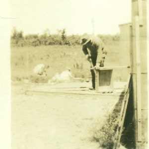 1924 Lachore Farms Covert Michigan Farm Männer Arbeiten Sägen Holz Gebäude Scheune MI Antik Vintage Schwarz Weiß Fotofotografie