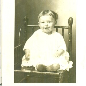 椅子に座る小さな舌笑顔の赤ちゃんのポートレート アンティーク RPPC 実写ポストカード ビンテージ写真