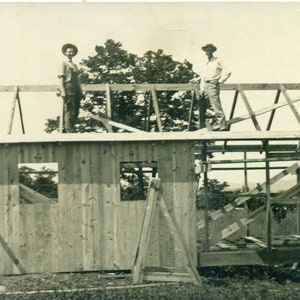 DIY Men Buidling Pequena Casa Em Pé no Telhado Construção de Casa 1920 RPPC Cartão Postal com Foto Real