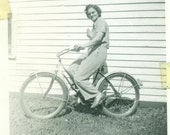 2 ª Guerra Mundial 1942 WI mujer montando bicicleta cuarenta pantalones 2ª guerra mundial Vintage blanco y negro foto fotografía