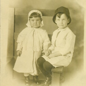 Living Doll Baby Mädchen Stehend mit Bruder Studio Portrait RPPC Echt Foto Postkarte Fotografie