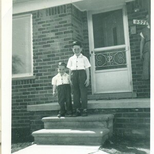 1940er Jahre Boys Brothers Hand Me Down Kleidung High Waist Hose Foto schwarz weiß Foto
