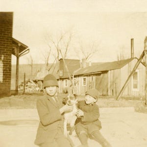 Jungen, die versuchen, Hündchen Still Curtis Royer Hester Farm Kinder antike RPPC echte Foto-Postkarte zu halten