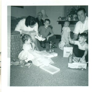Weihnachten 1963 kleine Zug Top Spielzeug Flugzeug Kinder Geschenke Boxen Foto schwarz weiß Foto