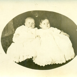 Baby Mit Kleinkind Big Brother Chrisening Gowns Portrait 1910er RPPC Echt Foto Postkarte Fotografie