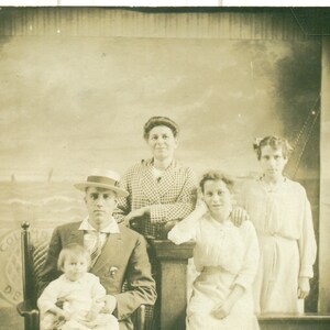 Família sonhando em estar no mar Fundo de navio Retrato de estúdio Meninas Pais 1910 RPPC Foto real Cartão postal Fotografia Preto e branco