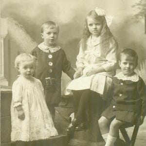 Brüder Schwestern Mädchen Jungen Kleine Familie Studio Portrait Antike RPPC Echtfoto-Postkarte