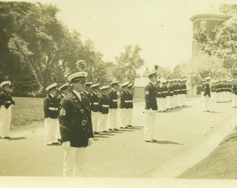 MilitärKadetten Soldaten Stehend Formation Aufmerksamkeit Antik Vintage Foto Schnappschuss Schwarz Weiß Fotografie