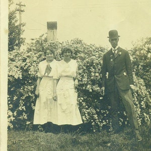 Dapper Man Derby Hat Suit Posing With Two Women 1910s Photo Black White Photograph