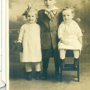 Joseph Ruth Howard Hamilton Big Brother über Geschwister Kinder Studio Portrait Antike RPPC Echtfoto-Postkarte