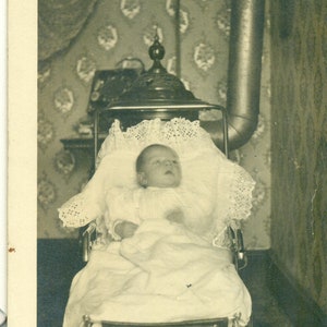 Photo de bébé devant le poêle à bois Carriage Parlor Wallpaper 1900s Antique RPPC Real Photo Carte postale
