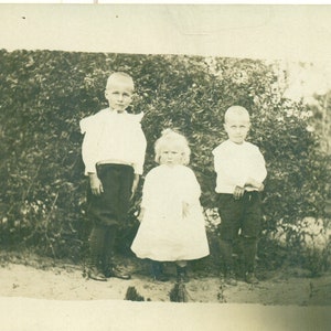 Très blonde Garçons Filles Frères et sœurs Victorian Ruffle Shirts 1900s RPPC Real Photo Carte postale Photographie