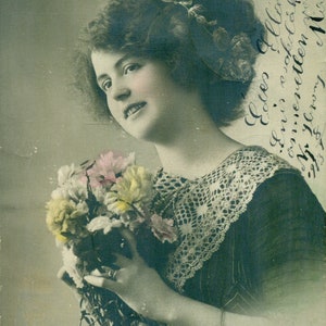 Femme tenant un bouquet de fleurs envoyé par la poste Antique Colorized RPPC Real Photo Carte postale