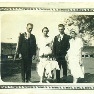 1930s fiesta de boda equilibrado alrededor de la mesa novia novio 30s foto blanco negro fotografía