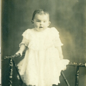 椅子の上で立つスキルを披露する女の赤ちゃんのポートレート RPPC 実写ポストカード写真 白黒写真