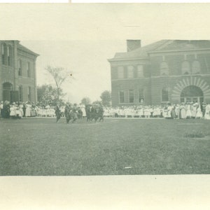 College Fußball Spiel Herren auf Dem Feld Damen weiße Kleider beobachten 1910er RPPC Echt Foto Postkarte