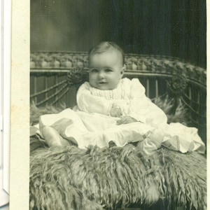 メイ・ジャネット・ハウエル 足を広げて座る女の赤ちゃん 1910 年代 アンティーク RPPC 実物写真 ポストカード写真 白黒写真
