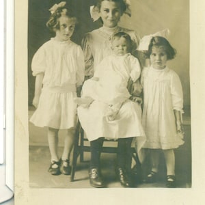 La grande soeur la plus heureuse tenant un portrait en studio de bébés filles des années 1910, carte postale avec photo réelle antique RPPC