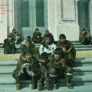 1909 Siberian Eskimo Village Children Alaska Yukon Pacific Exposition Seattle WA Cartolina non spedita