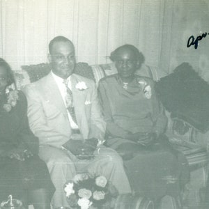 1953 afro-americano mulher negra homem marido esposa mãe sentada no sofá fotografia vintage preto branco foto