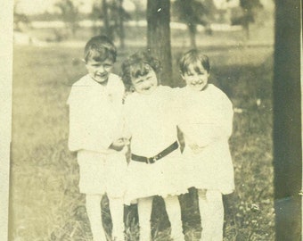 Carte Postale Ancienne Photo Teintée - Famille, Couple Et Petite Fille à La Poupée - K99306