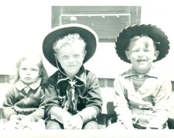 1950s lindovaqueros con Pouting Little Sister Boys Cowboy Sombreros Juguete Armas Cortos Foto Negro Blanco Fotografía
