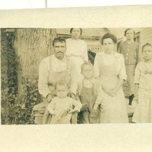Le bébé tient un fusil de chasse maman soeur regarde effrayé papa fier des années 1910 Antique RPPC Real Photo Carte postale