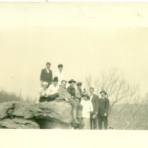 Lounging auf einem Boulder Familie Portrait Bild Gruppe Rock Man 1900s RPPC real Foto Postkarte Foto schwarz weiß Foto