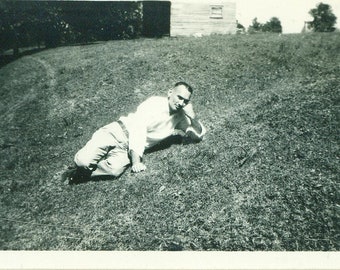 1940 hombre colocación en la colina hierba verano descanso 40s Vintage fotografía negro blanco foto